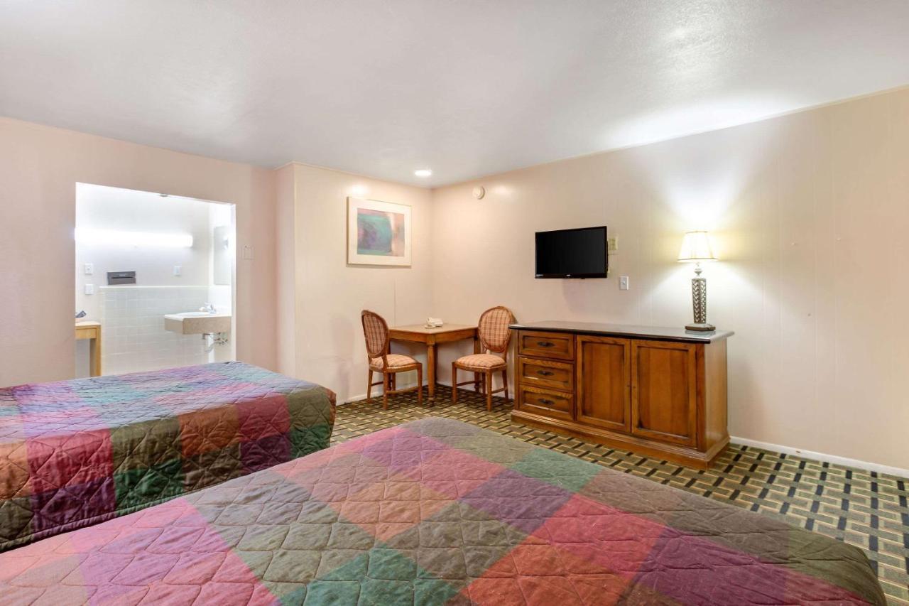 Rodeway Inn & Suites Raton Exteriér fotografie